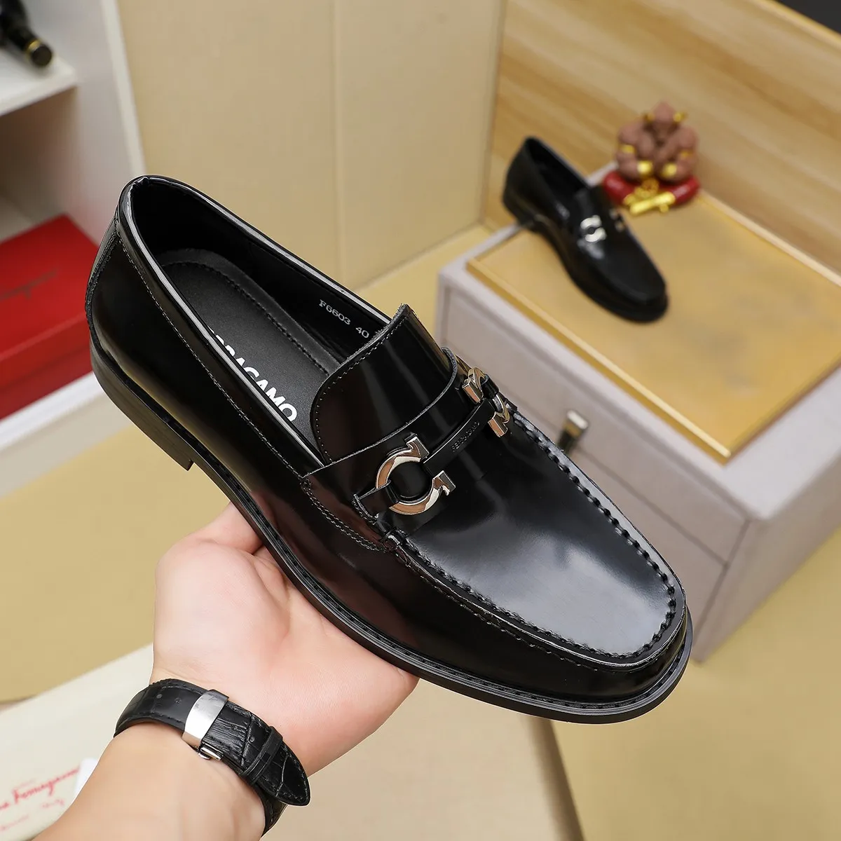 Men's shoes 💰460 🔥 Ferragamo new men's casual slip-on shoes 🇨🇳 Official website original 1:1 mold, original quality 💯 fine workmanship, high-end luxury ☘ The upper is made of imported Italian first-layer cowhide 🌴 Luxurious water dyeing 🐂 Leather lining 🍓 Rubber wear-resistant and non-slip outsole, breathable and comfortable to wear 🍍 The first choice for high-taste men, color optional! Code number 38-44 (45.46. Customized)
